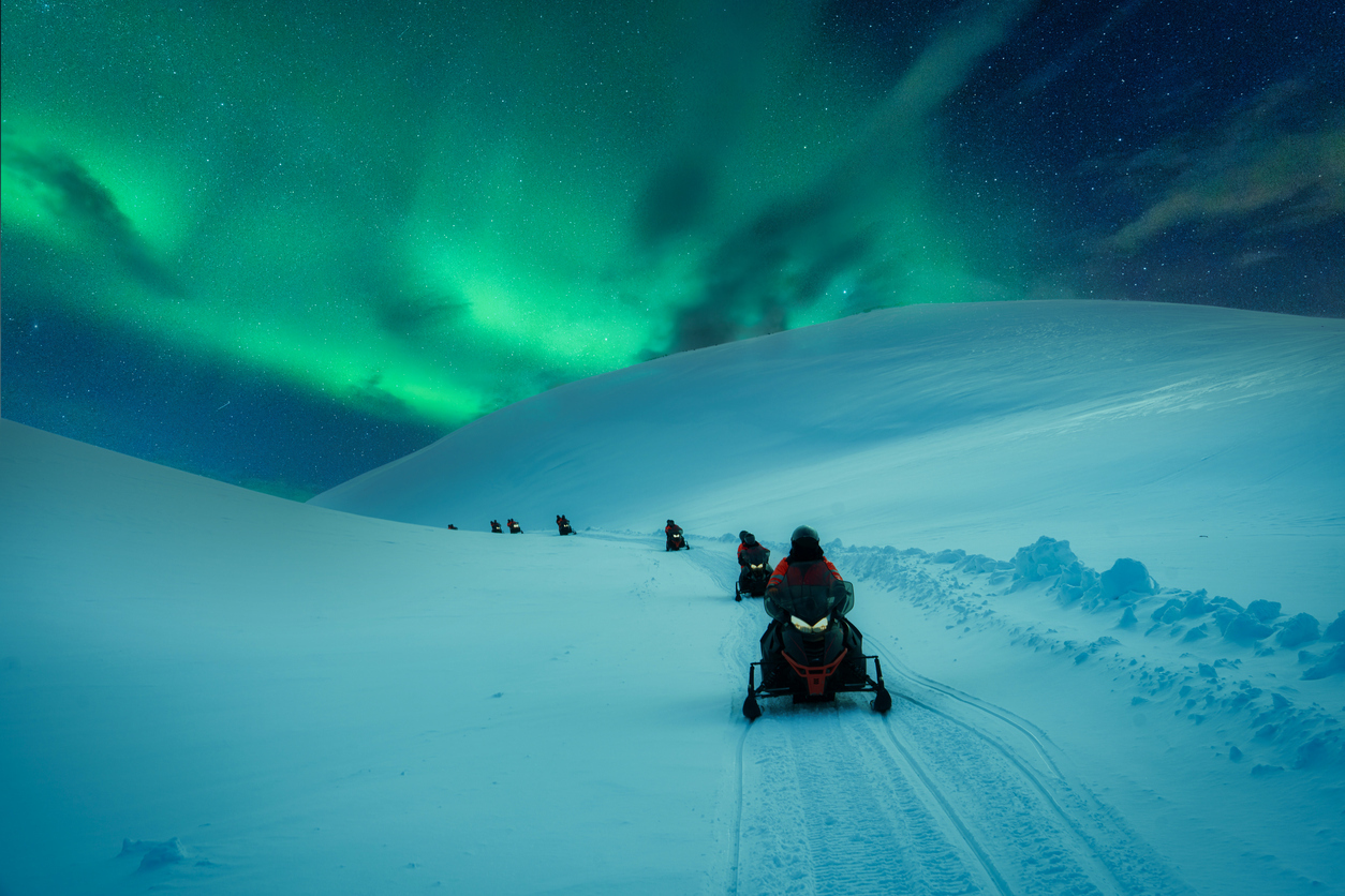northern-lights-snowmobile
